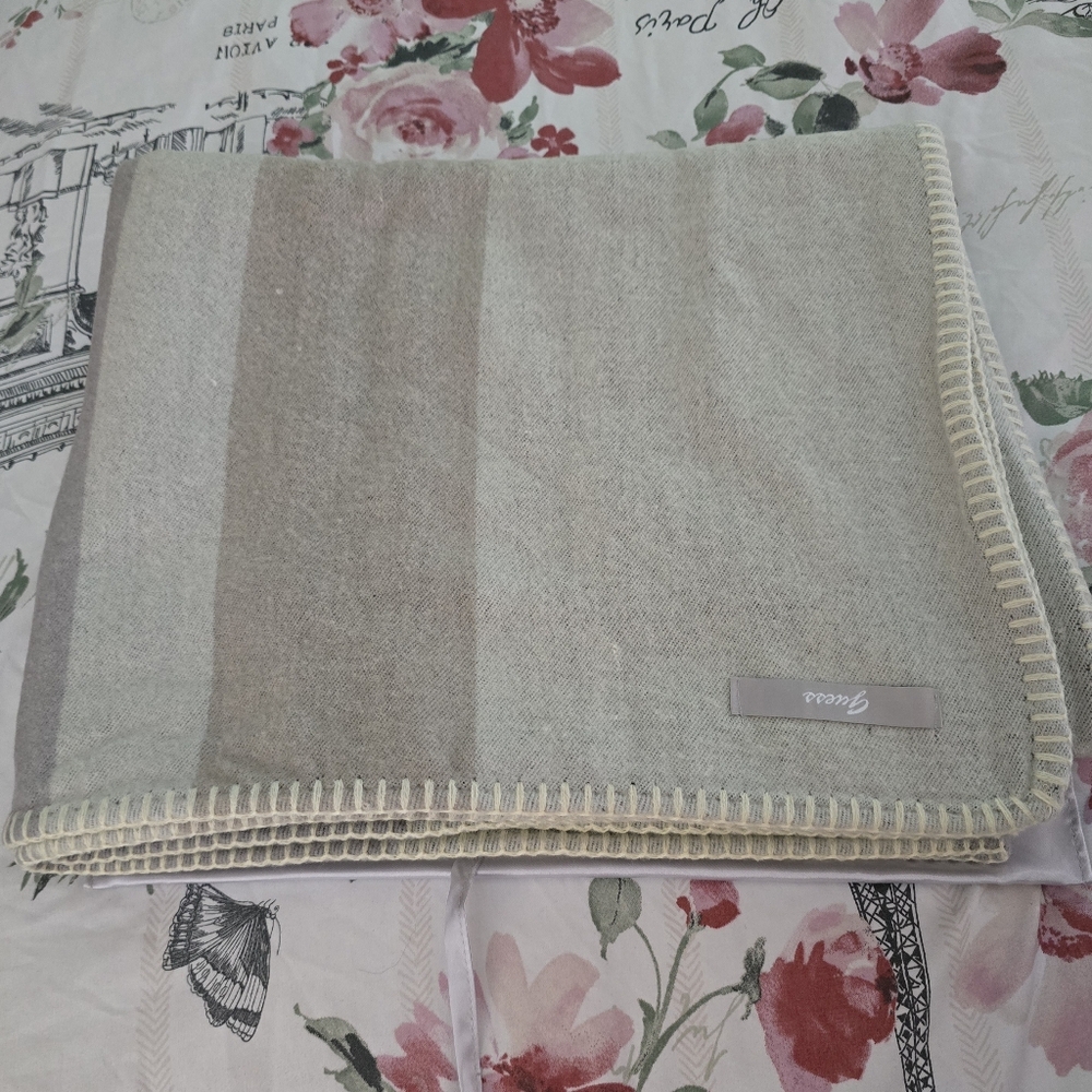 Guess Elegant Cream and Tan Woven Fleece Striped Throw Blanket & Satin Storage - Picture 2 of 4